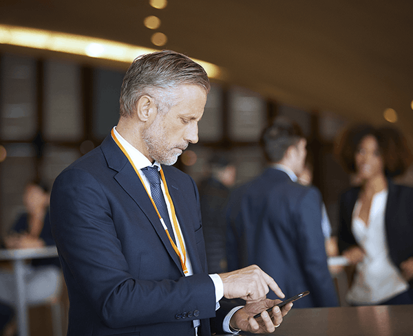 Homem em chamada de conferência