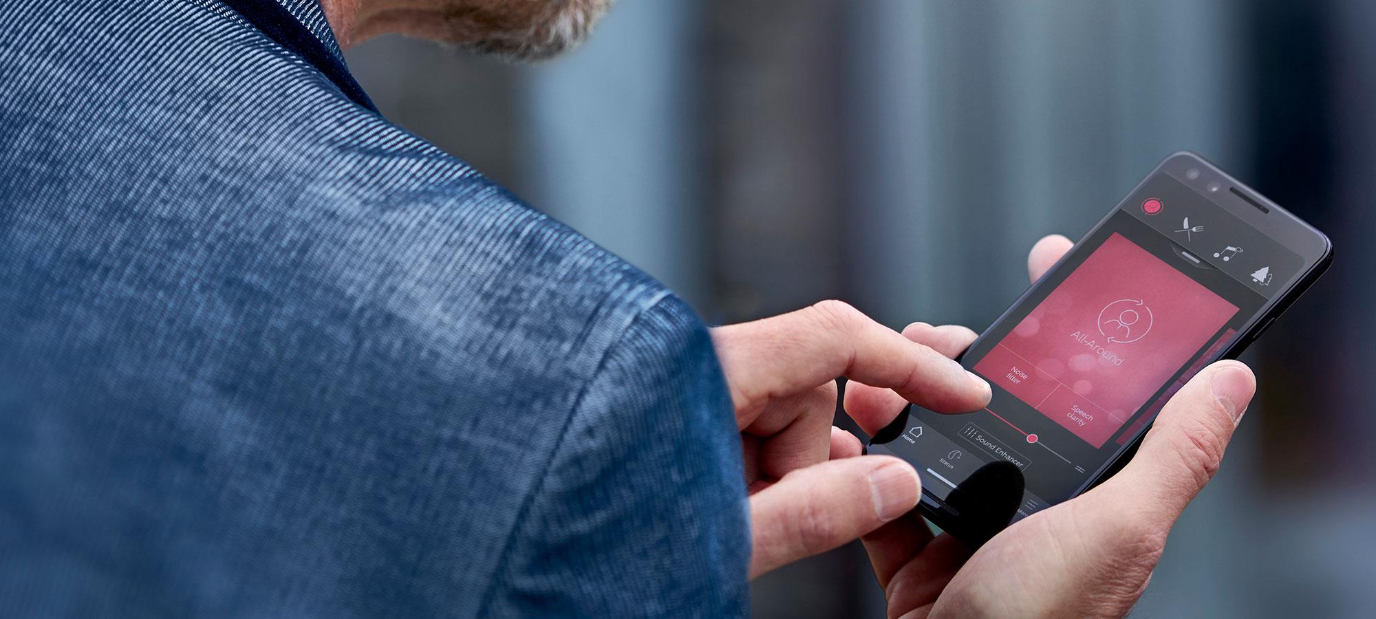 Google アプリを使う男性