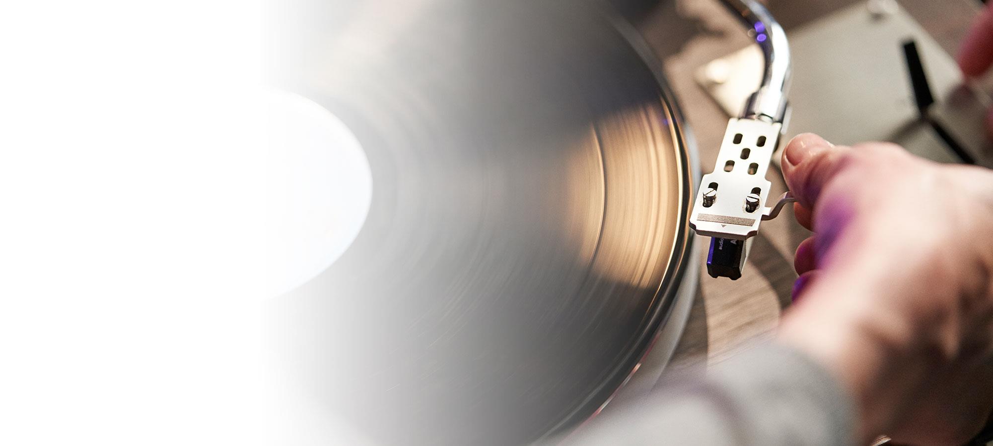 Plattenspieler weiß auf linker Seite