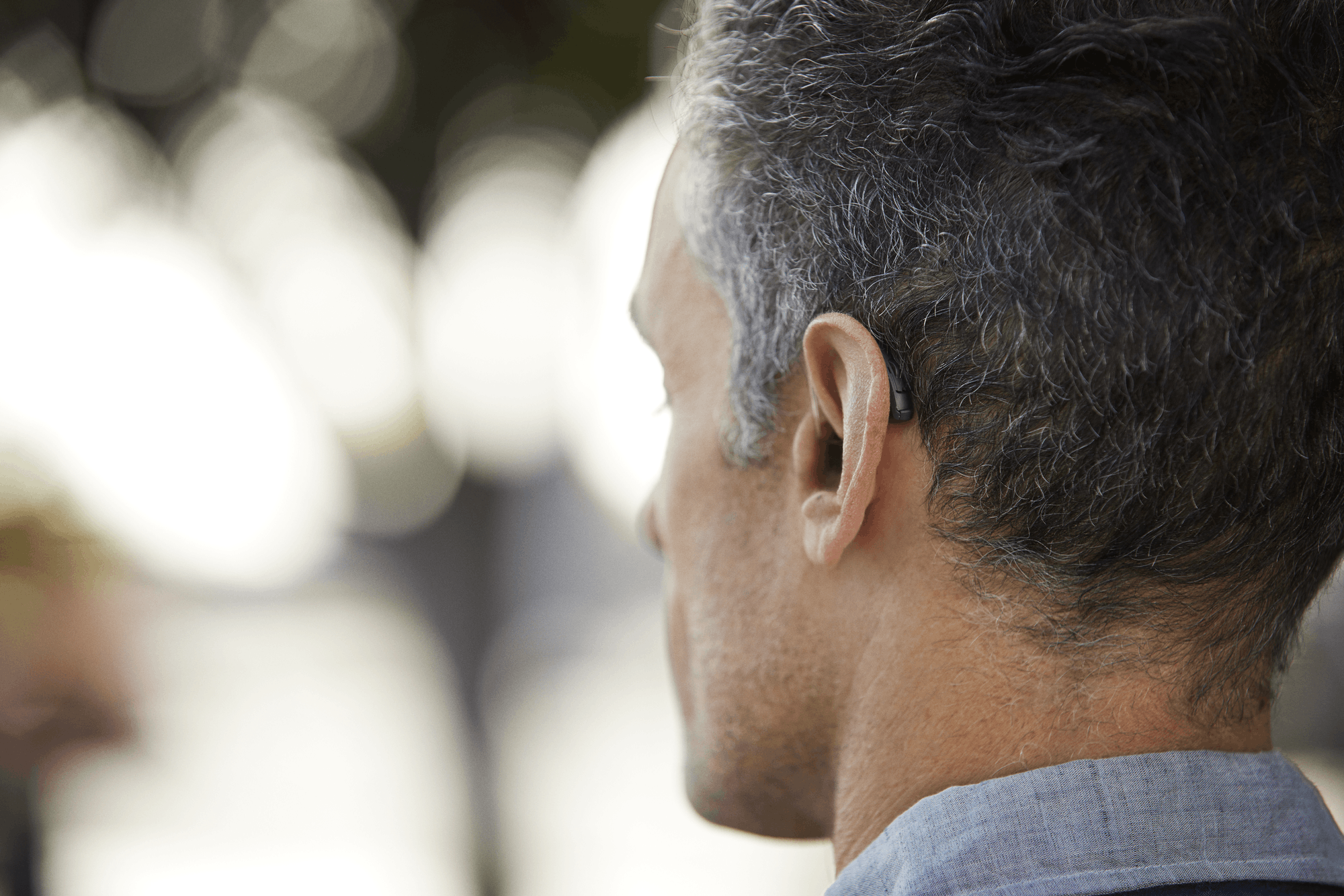 RIE am Ohr hinter Mann