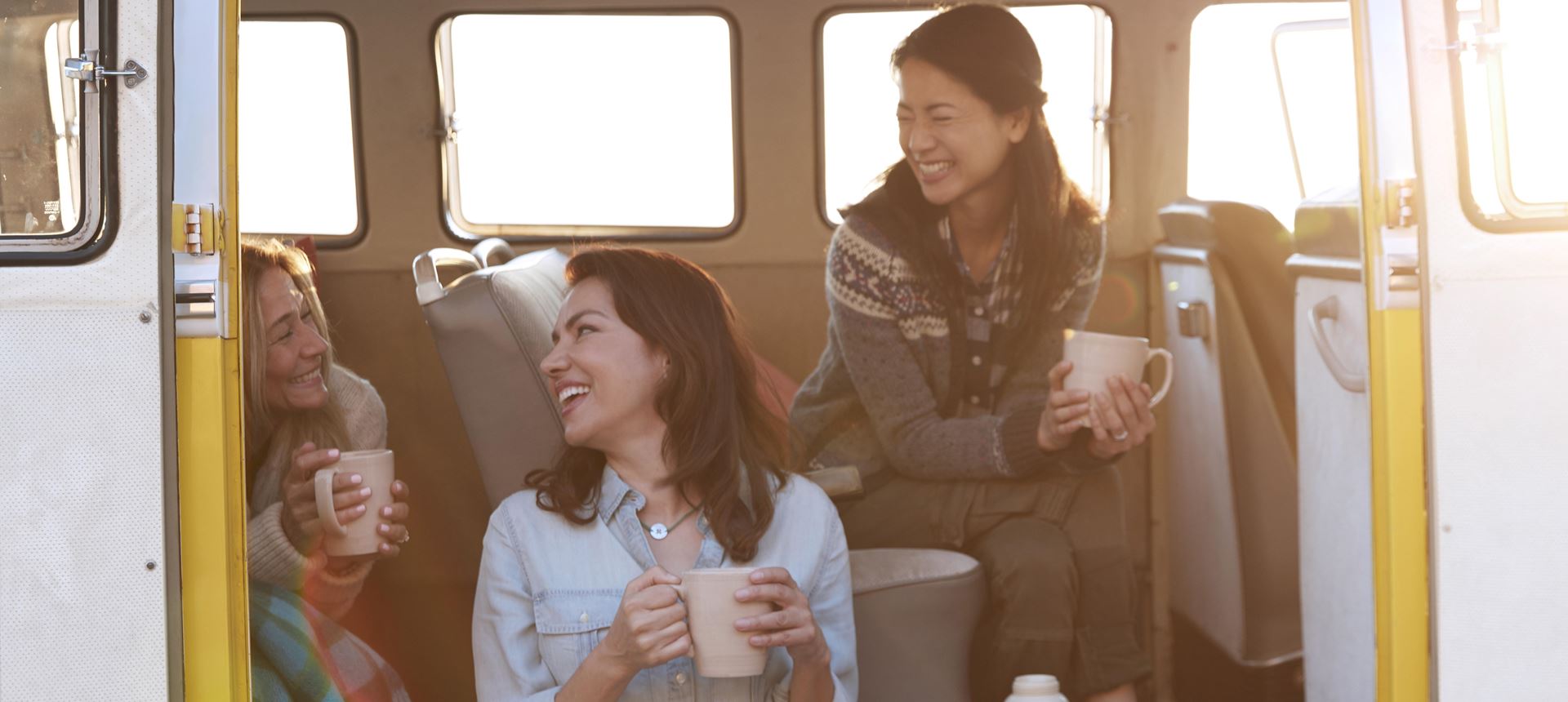 リサウンドを使って車内で笑っている女性
