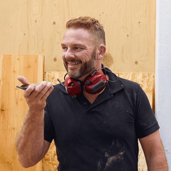 Työskentelevä mies