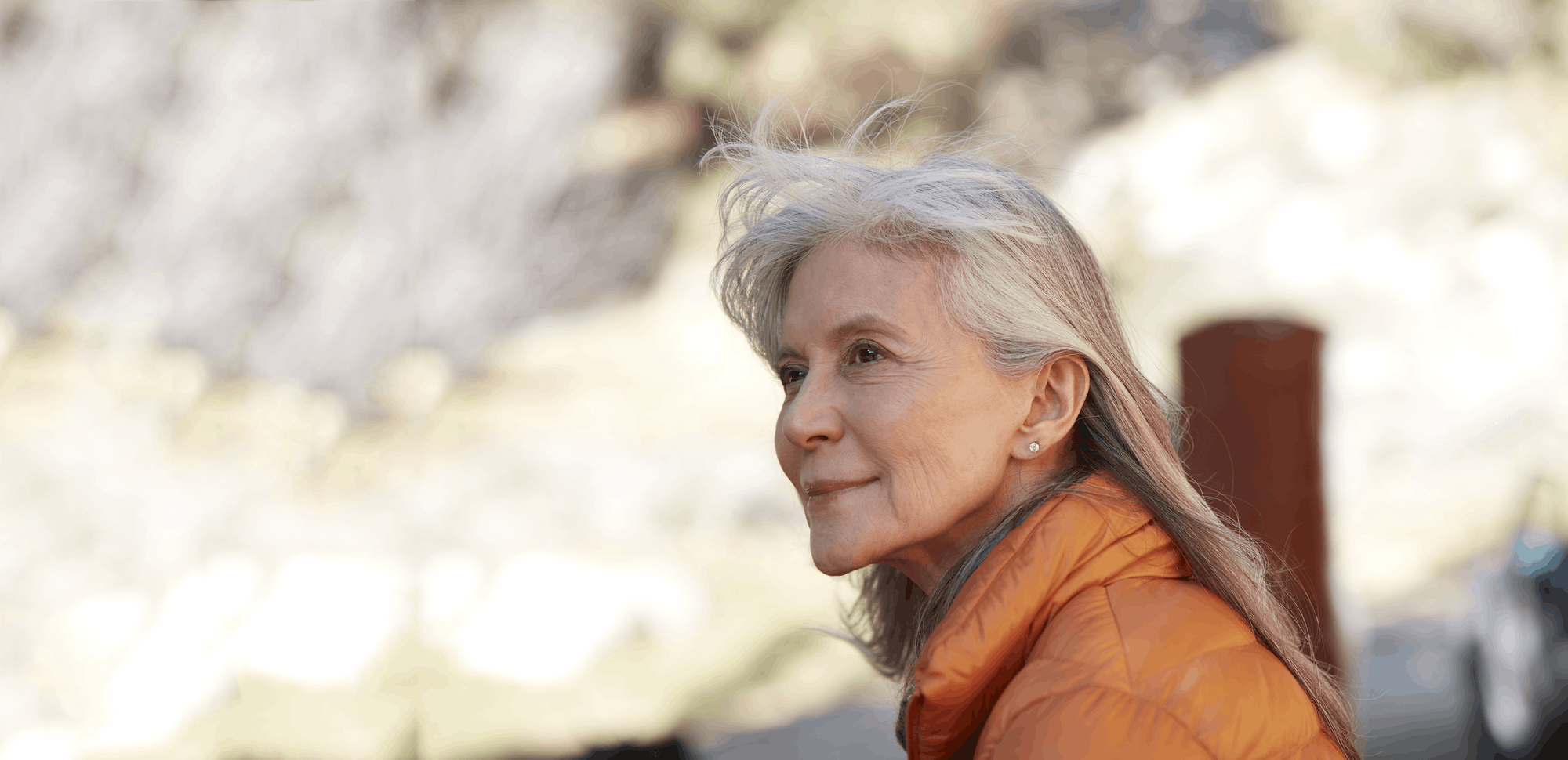 片側に補聴器を使っている女性